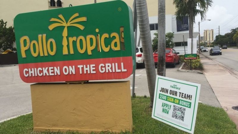 A rede de restaurantes Pollo Tropical em Miami oferece um bônus de US$ 500 para quem quiser trabalhar com eles (Foto: CECILIA BARRÍA/BBC MUNDO)