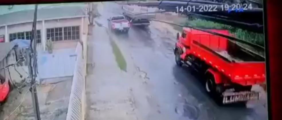 Motorista invadiu contramão e atropelou motociclista em Cruzeiro do Sul — Foto: Reprodução