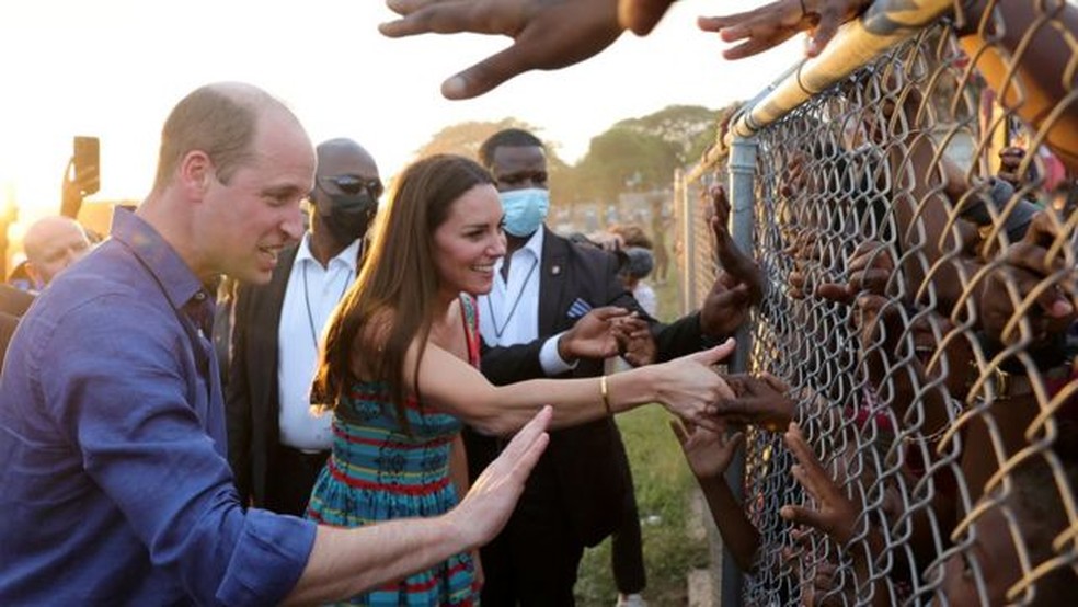 Príncipe William e a mulher Kate Middleton cumprimentam crianças na Jamaica — Foto: Reuters/Via BBC