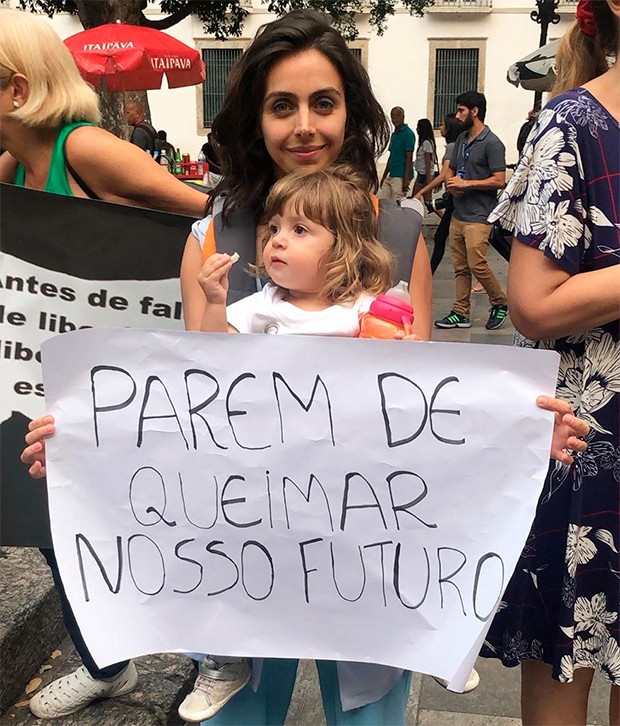 Giovanna Nader e a pequena Marieta em protesto (Foto: Reprodução/Instagram)
