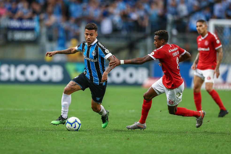 Matheus Henrique e Edenílson no Gre-Nal 422 — Foto: Lucas Uebel/Grêmio