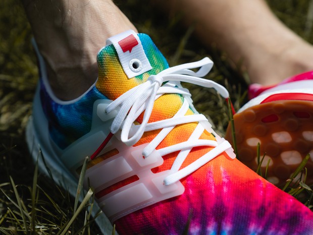 Adidas e Nice Kicks homenageiam Woodstock com tênis psicodélicos (Foto: reprodução)