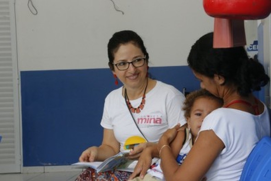 A pesquisadora Marly Cardoso entrevista mãe com criança em unidade de saúde em Cruzeiro do Sul (Acre)