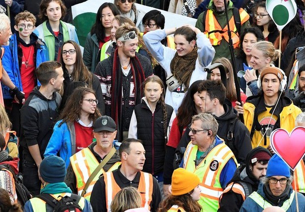 Greta Thunberg (no centro) entre manifestantes em uma greve pelo clima em Vancouver, no Canadá, em outubro (Foto: Reuters via BBC News Brasil)