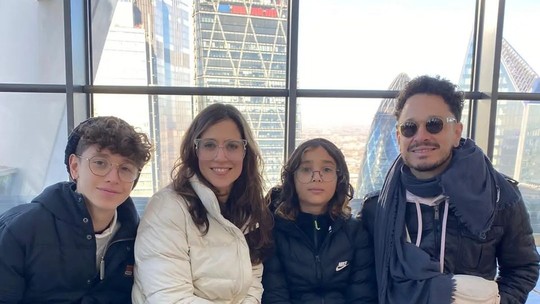 Mel Lisboa embarca com a família para Londres após fim das gravações de 'Cara e Coragem'