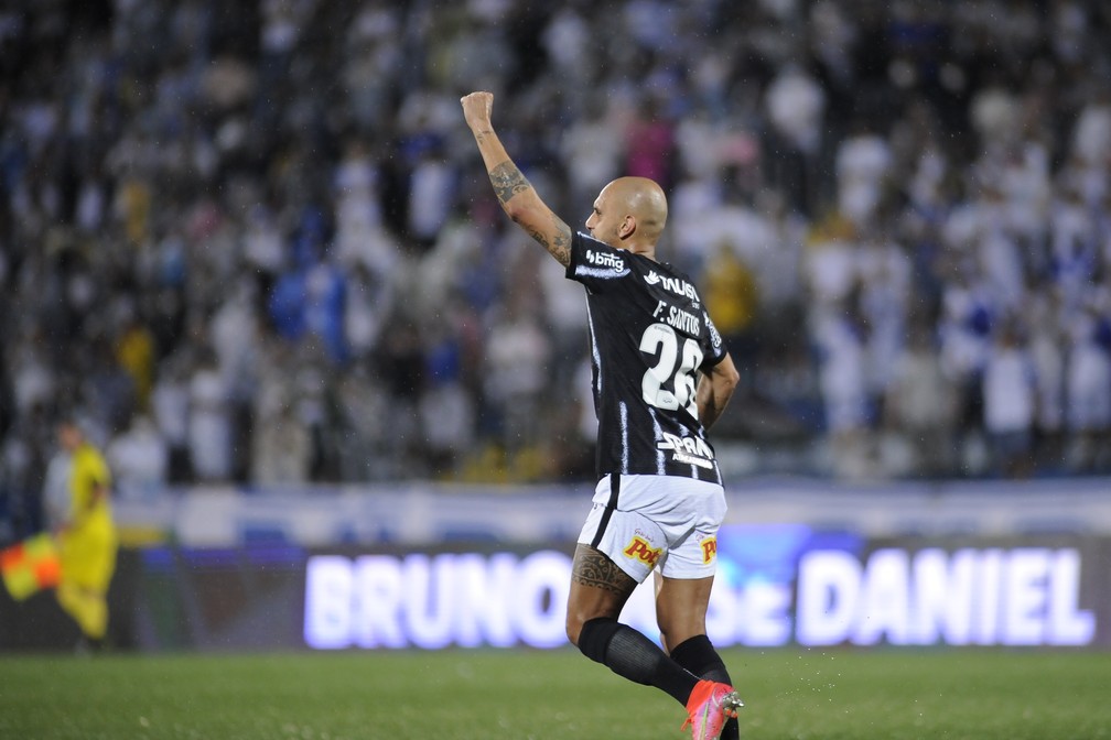 Fábio Santos festeja gol pelo Corinthians contra o Santo André — Foto: Alan Morici/AGIF