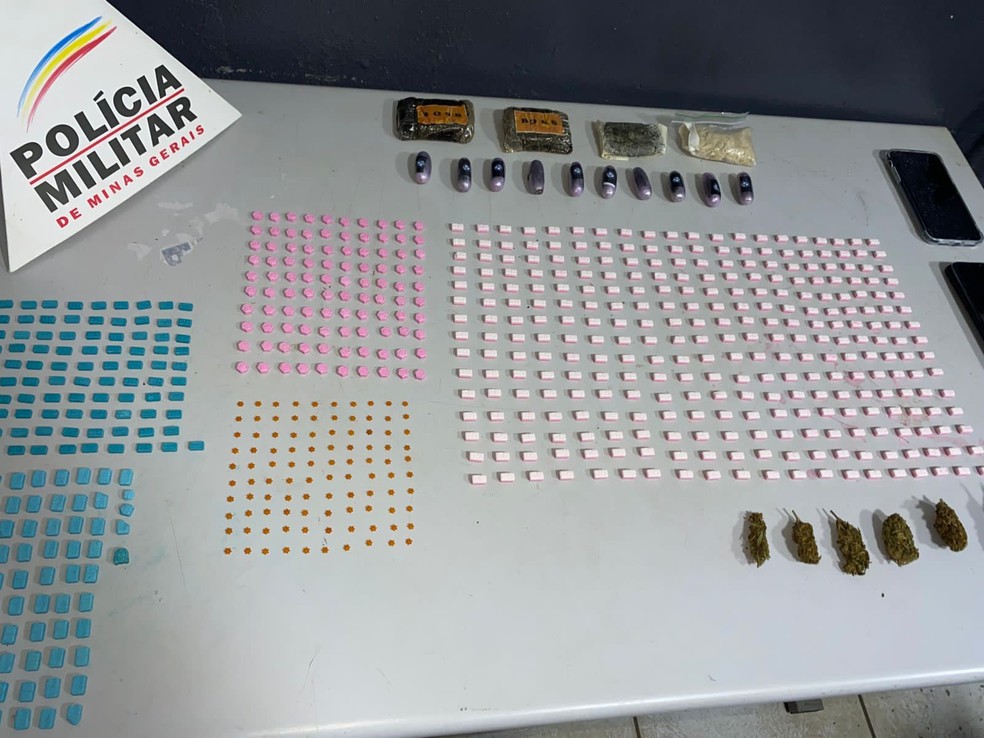 Mais de 600 comprimidos de ecstasy e 100 micropontos de LSD foram apreendidos em Patos de Minas — Foto: Divulgação/PMMG