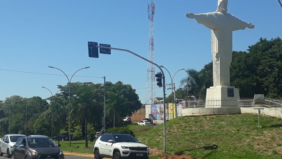 Semáforos na rotatória do Cristo, na Avenida Manoel Goulart, começaram a operar nesta segunda-feira (25) — Foto: Emerson Sanchez/TV Fronteira