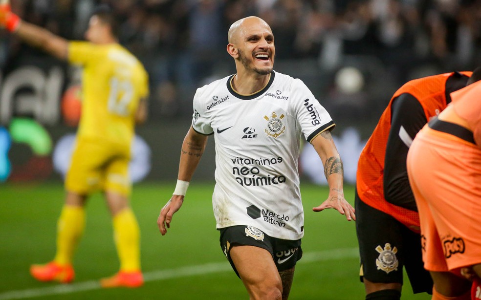 Corinthians anuncia renovação de contrato de Fábio Santos: 