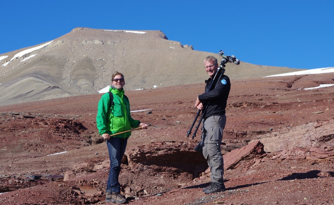 Na foto, os dois pesquisadores por trás do estudo: Lars Clemmensen, da Universidade de Copenhagen, e Nils Natorp, do Geocenter Møns Klint, em expedição na Groenlândia (Foto: Divulgação)