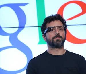 Sergey Brin usa o Google Glass durante uma apresentação da companhia (Foto: Getty Images)