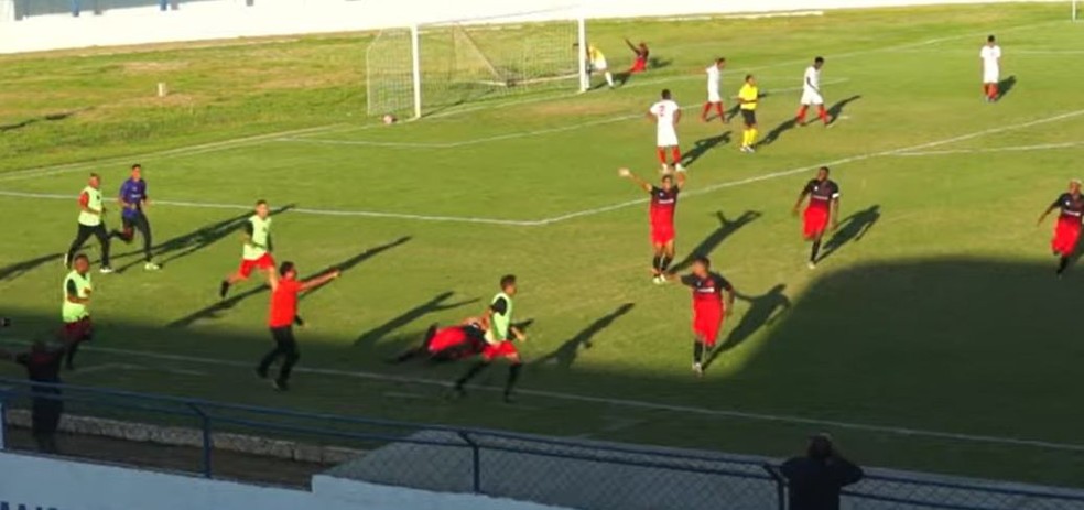 Íbis comemora gol da virada diante do Petrolina — Foto: Reprodução / FP