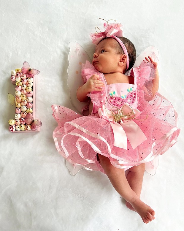 Vivian Amorim celebrou o primeiro mês de vida da filha, Malu, com festa temática de carnaval (Foto: Reprodução / Instagram)