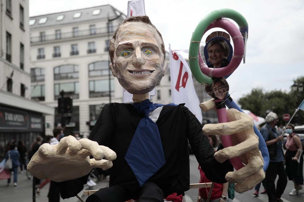 Manifestantes exibem boneco de Emmanuel Macron segurando fotos de Marine Le Pen, política de extrema direita (12/06/2021) — Foto: AP Photo/Lewis Joly