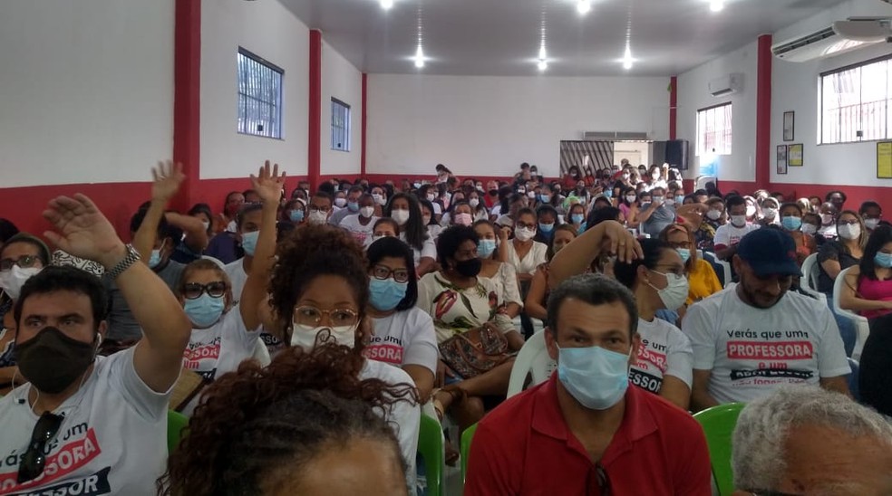 Professores de Camaçari entram em greve após assembleia nesta quinta-feira — Foto: Divulgação/APLB