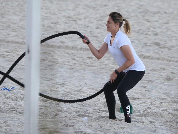 Fernanda Gentil faz exercícios com corda (Foto: Francisco Silva/AgNews)