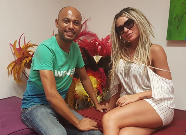 Fernanda Lacerda e o estilista Bruno César no barracão da Grande Rio (Foto: Divulgação)