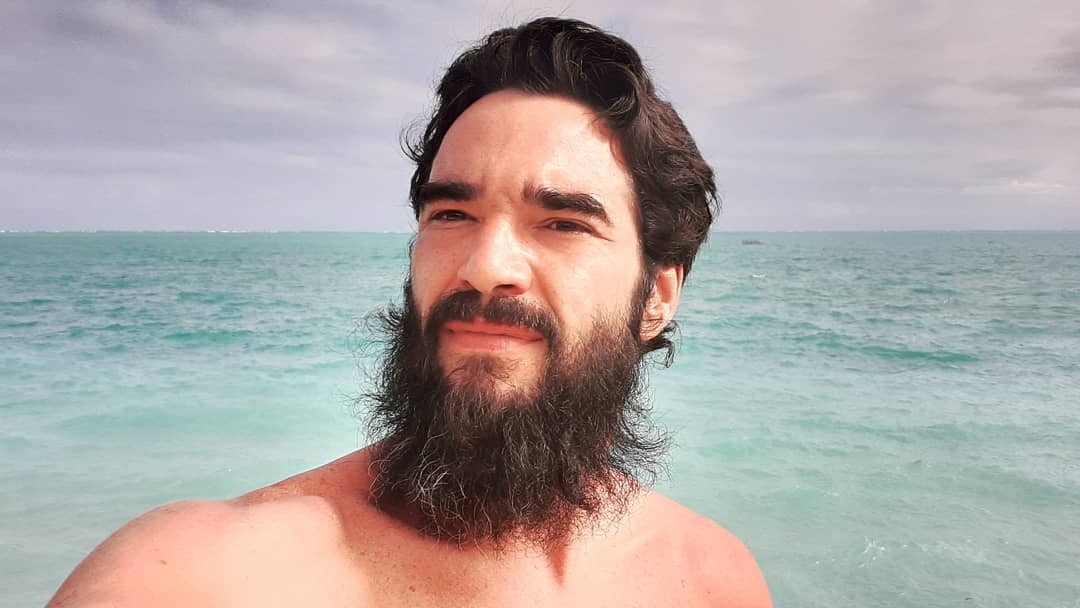 Caio Blat brinca com tamanho de barba em clique ao mar: 