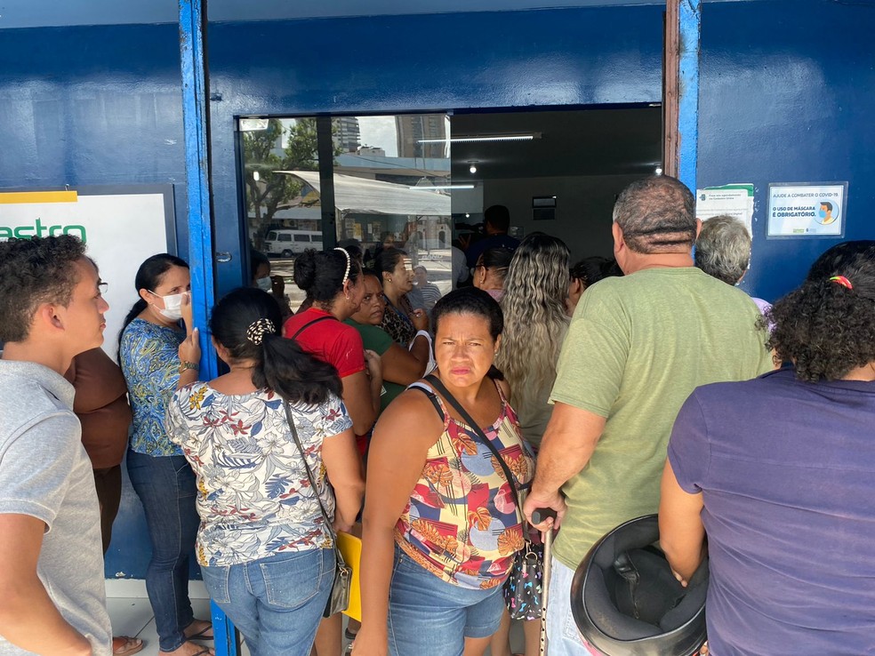 Entrada do CadÚnico, na Ribeira, cheia de pessoas na manhã desta quinta-feira (13), em Natal — Foto: Pedro Trindade/Inter TV Cabugi