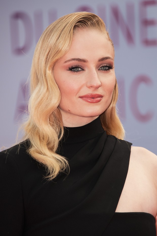 DEAUVILLE, FRANCE - SEPTEMBER 07:  (EDITORS NOTE: image was processed with digital filters) Sophie Turner arrives the "Heavy" screening during the 45th Deauville American Film Festival  on September 07, 2019 in Deauville, France. (Photo by Francois G. Dur (Foto: Getty Images)
