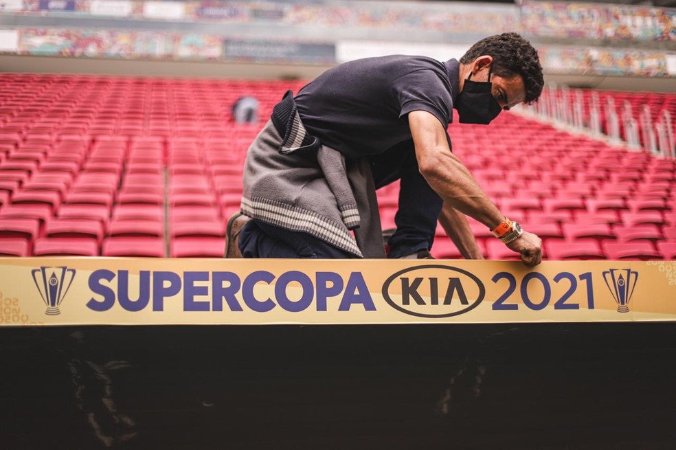 Funcionário cuidaram dos acabamentos de decoração no Mané — Foto: Ricardo Ribeiro
