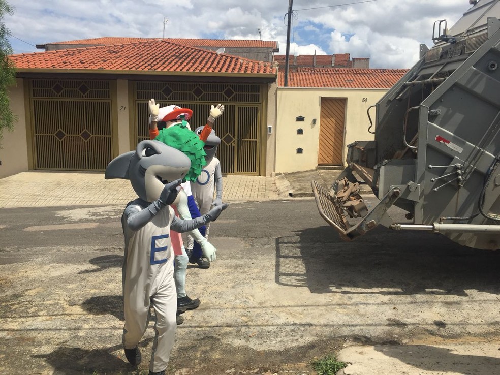 Coletores se vestiram de bonecos e fizeram a alegria do menino fã do caminhão de lixo em Itu (Foto: Mariana Fontes/TV TEM)