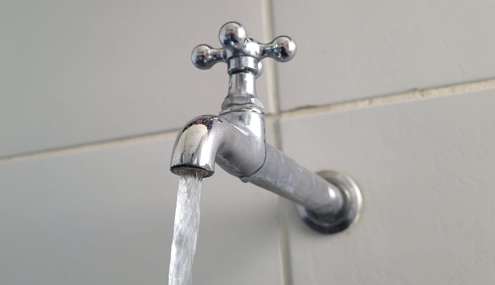 Rompimento de adutora afeta abastecimento de água em bairros de Curitiba nesta quinta (8); veja quais