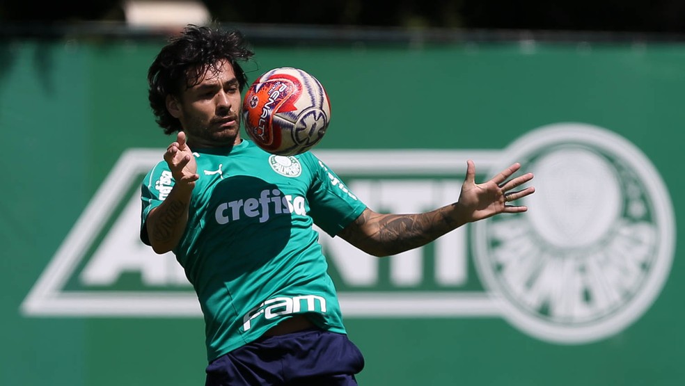 Ricardo Goulart treina com bola na Academia de Futebol — Foto: Cesar Greco/Palmeiras