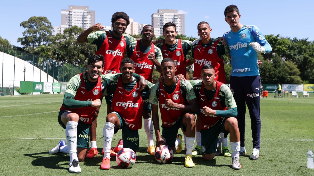Domingo de trabalho: titulares do Palmeiras treinam na Academia