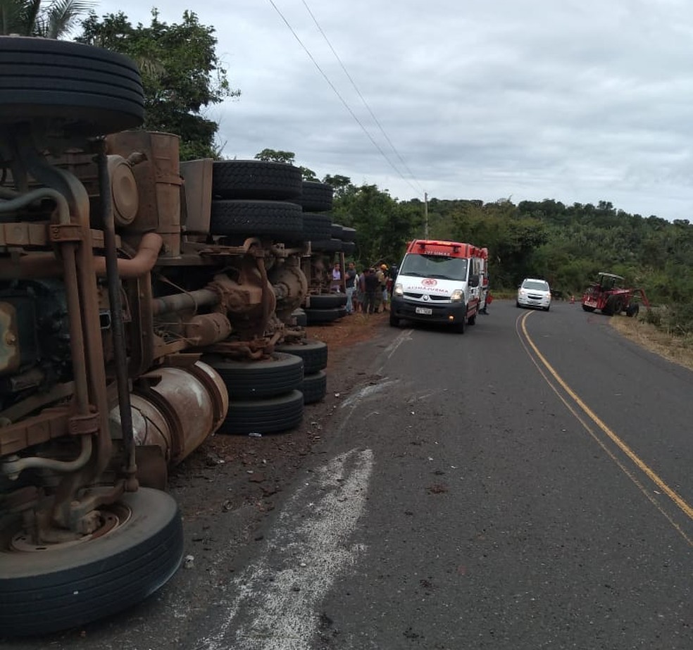 Caminhão carregado de ferragens tombou na PI-112 — Foto: Alejandro Fernandes/Clique União