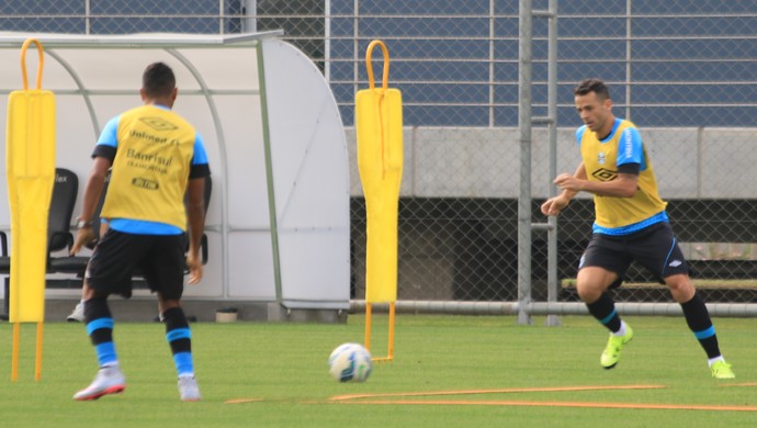 Trio titular é desfalque em treino que indica Bobô na vaga de artilheiro Luan