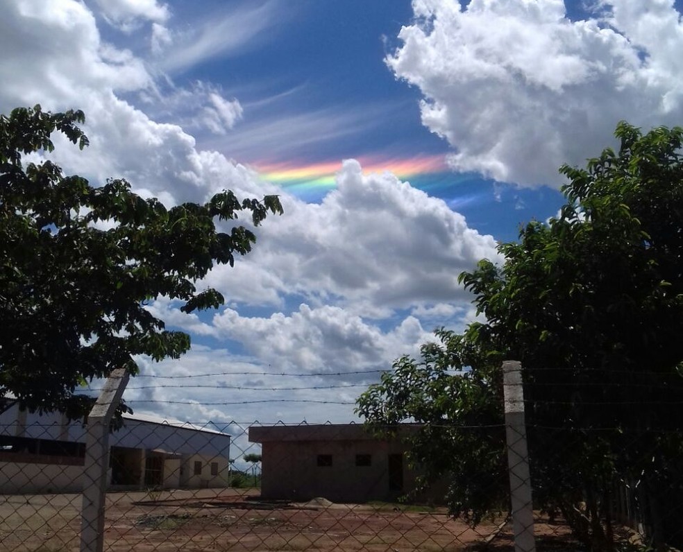 Mesmo entre nuves era possível visualizar o arco circunzenital que se formou no céu de Arealva (Foto: Ednaldo Roger Coral/Arquivo pessoal)