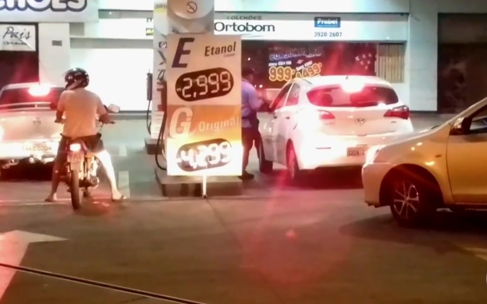 Postos aumentam o preço dos combustíveis em Goiânia (Foto: Reprodução/TV Anhanguera)