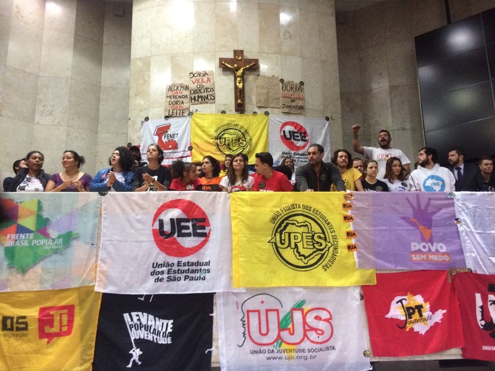 Estudantes ocupam mesa do plenário da Câmara  (Foto: Paula Paiva Paulo/G1)