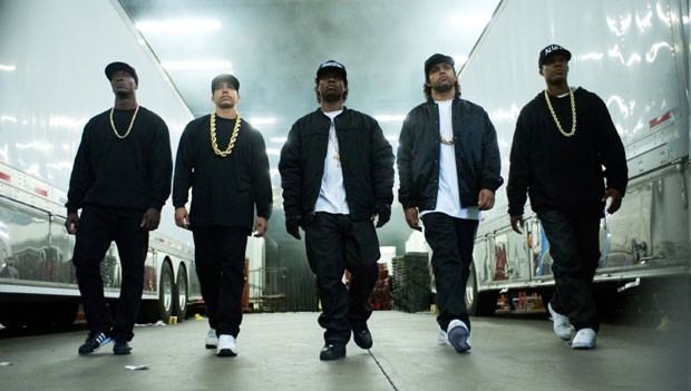 Cena de 'Straight outta Compton', sobre o N.W.A.; a partir da esquerda: Aldis Hodge (MC Ren), Neil Brown Jr. (DJ Yella), Jason Mitchell (Eazy-E), O'Shea Jackson Jr. (Ice Cube) e Corey Hawkins (Dr. Dre) (Foto: Divulgação)