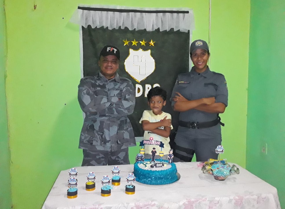 Pedro é fã da Polícia Militar e ganhou uma festa surpresa em seu aniversário — Foto: Divulgação