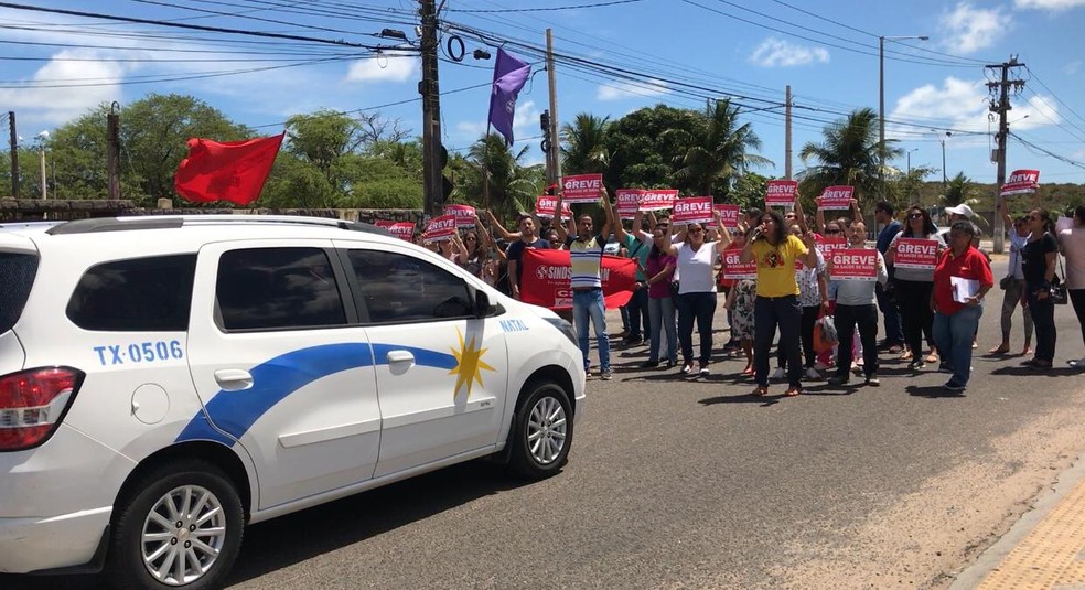 Em greve, servidores da saúde fazem protesto em frente a UPA em Natal — Foto: Quezia Oliveira/Inter TV Cabugi