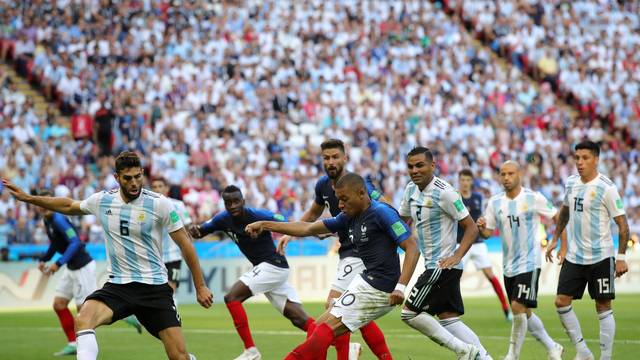 Mbapp chuta para virar o jogo para a Frana contra a Argentina em Kazan