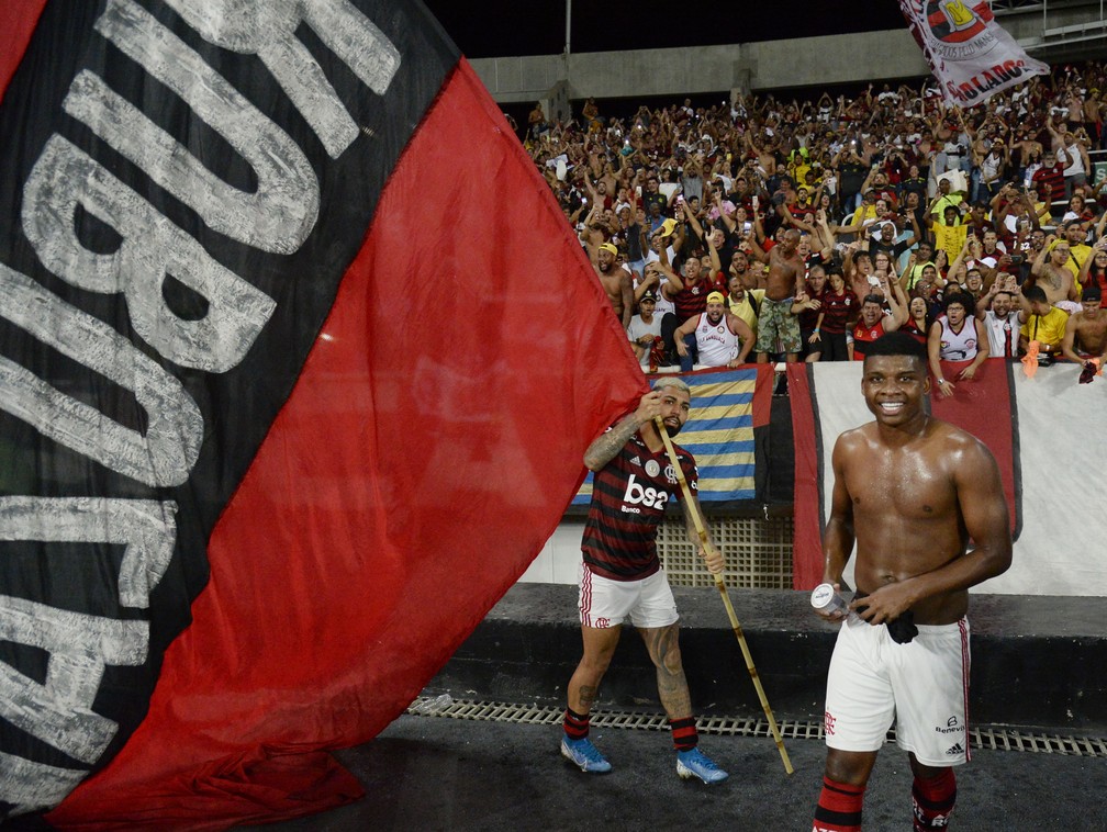 Gabigol e Lincoln celebram com a torcida do Flamengo &mdash; Foto: Andr&eacute; Dur&atilde;o
