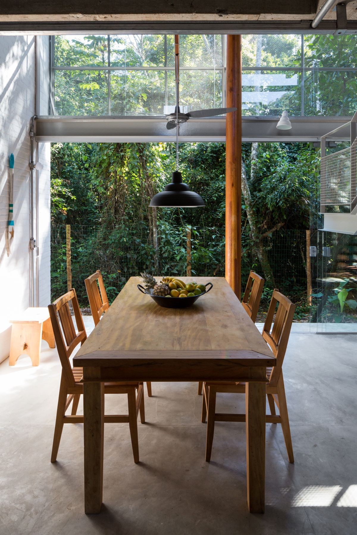 SALA DE JANTAR | A sala de jantar é aberta e integrada com o restante dos ambientes, e traz a sensação de maior amplitude para o espaço (Foto: Divulgação / André Scarpa)