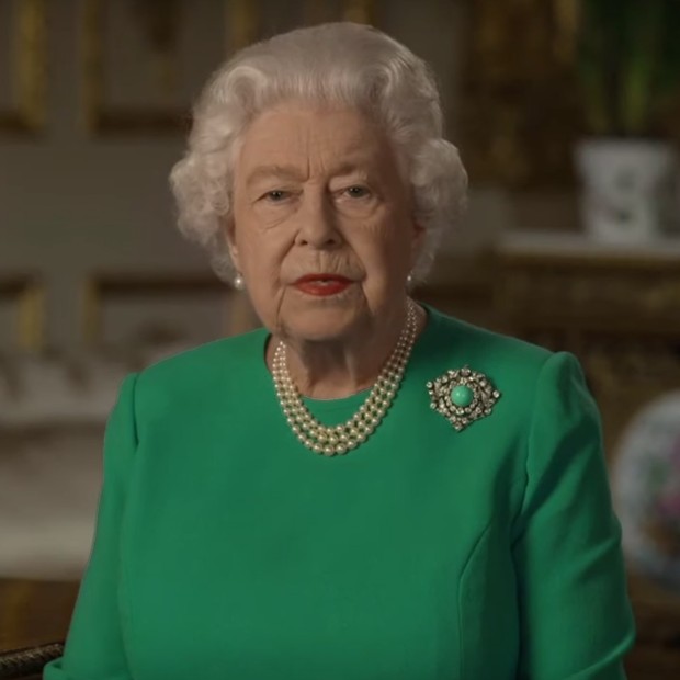 Look original de pronunciamento da rainha Elizabeth II (Foto: Reprodução/Twitter)