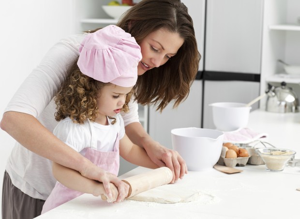 Levar a criança para a cozinha ajuda no incentivo à alimentação saudável (Foto: Thinkstock)