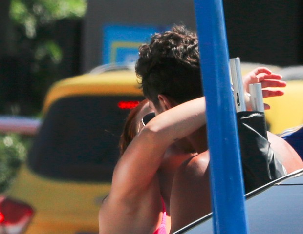 Larissa Manoela e André Luiz Frambach trocam beijo em praia carioca (Foto: AgNews)