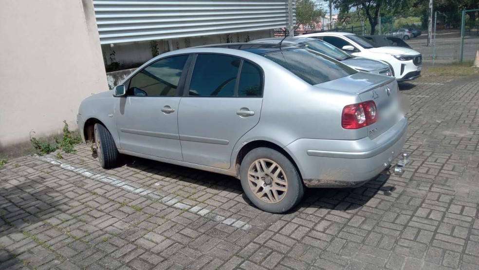 Ao chegarem na residência, no Jangurussu, os policiais civis se depararam com o veículo que fugiu do posto e duas motocicletas, uma delas sem placa, e várias peças de veículos. — Foto: Reprodução/Secretaria da Segurança Pública e Defesa Social (SSPDS)