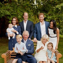 Foto oficial dos 70 anos do então príncipe Charles, atual rei Charles III, em setembro de 2018. O pequeno Louis, com cerca de cinco meses de idade, está no colo de sua mãe Kate — Foto: AFP