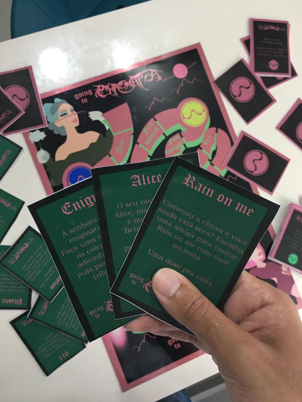 Designer brasileiro cria versão minimalista do jogo de cartas UNO