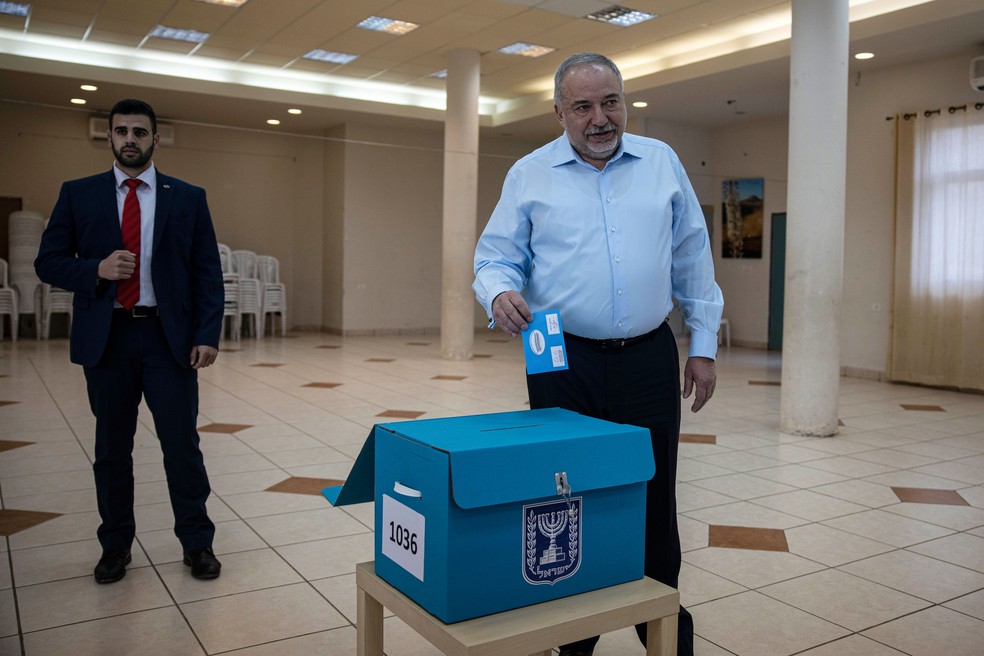 Líder do partido nacionalista de direita Yisrael Beiteinu, Avigdor Liberman, vota no assentamento de Nokdim, na Cisjordânia, em março de 2020 — Foto: Tsafrir Abayov/AP 