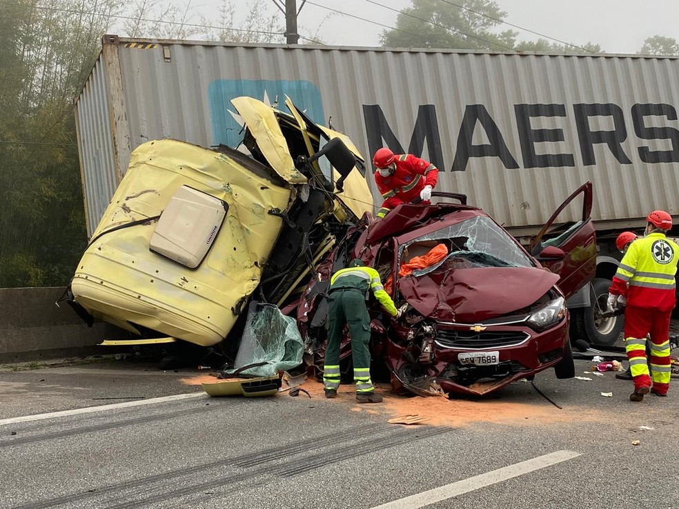 Acidente envolvendo um carro de passeio e dois caminhões interdita o km 35 da rodovia Anchieta, no sentido litoral. — Foto: Abrahão Cruz/TV Globo