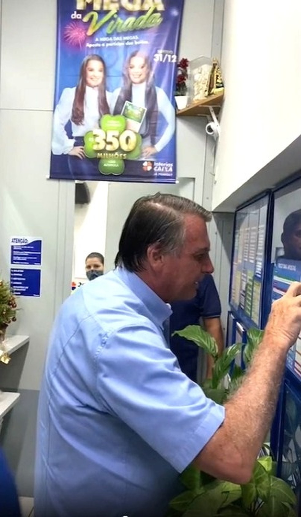 Bolsonaro para lotérica ao fazer jogo na Mega da Virada — Foto: Reprodução/Redes Sociais