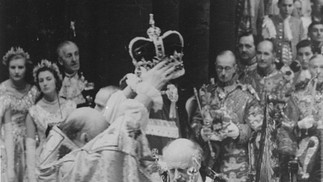 Elizabeth é coroada com a coroa de Santo Eduardo, em 1953. — Foto: AFP